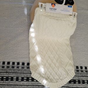 🦮NWT TOP PAW Trendy Turtleneck. Size XLarge. Color Creme